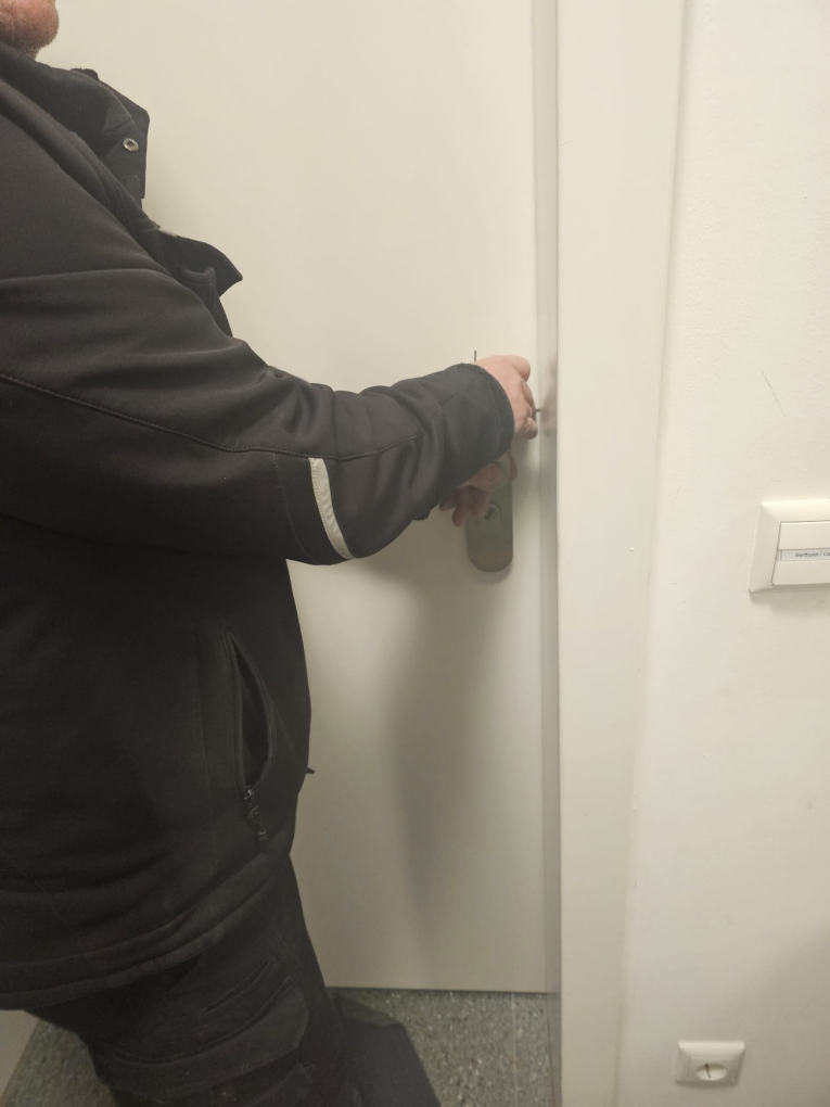 Schlüsseldienst München – Monteur öffnet Tür fachgerecht Schlüsseldienst München Monteur öffnet eine Tür fachgerecht und ohne Schäden