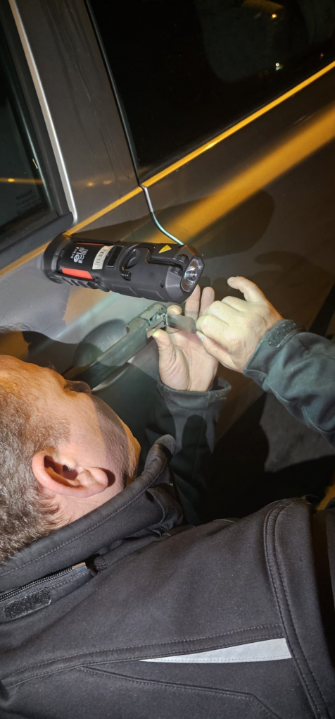 Autoöffnung München Autoöffnung München – Monteur öffnet Autotür professionell und beschädigungsfrei